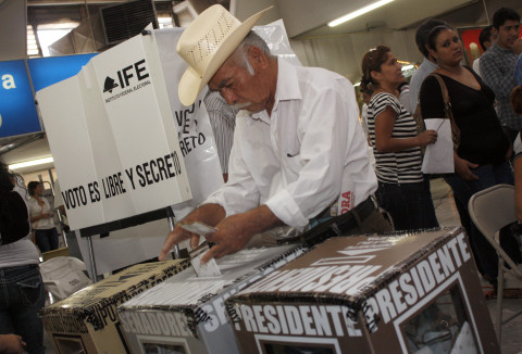 Un hombre ejerciendo su voto en las elecciones presidenciales de 2012. Foto archivo: Cuartoscuro Superar, resultados electorales, psicología, mente, elecciones 2018