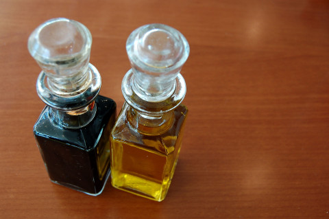 Botellas de Vinagre sobre una mesa