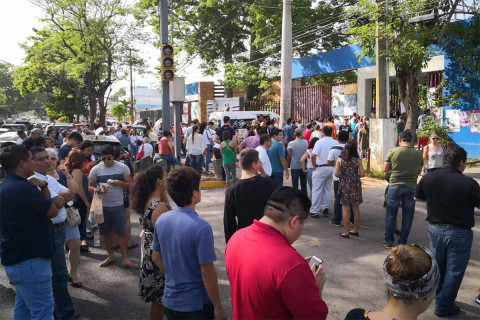 Uno de los votantes llegó al mediodía a la casilla especial ubicada en la colonia Atasta de Villahermosa y tuvo que esperar más de una hora Uno de los votantes llegó al mediodía a la casilla especial ubicada en la colonia Atasta de Villahermosa y tuvo que esperar más de una hora
