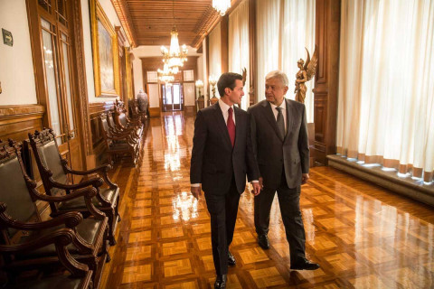 El presidente Enrique Peña Nieto y Andrés Manuel López Obrador durante su reunión en Palacio Nacional