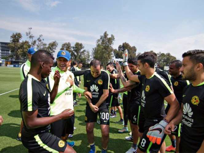Con ‘fila india’, América le da bienvenida a Cuauhtémoc Blanco (Foto: Club América)