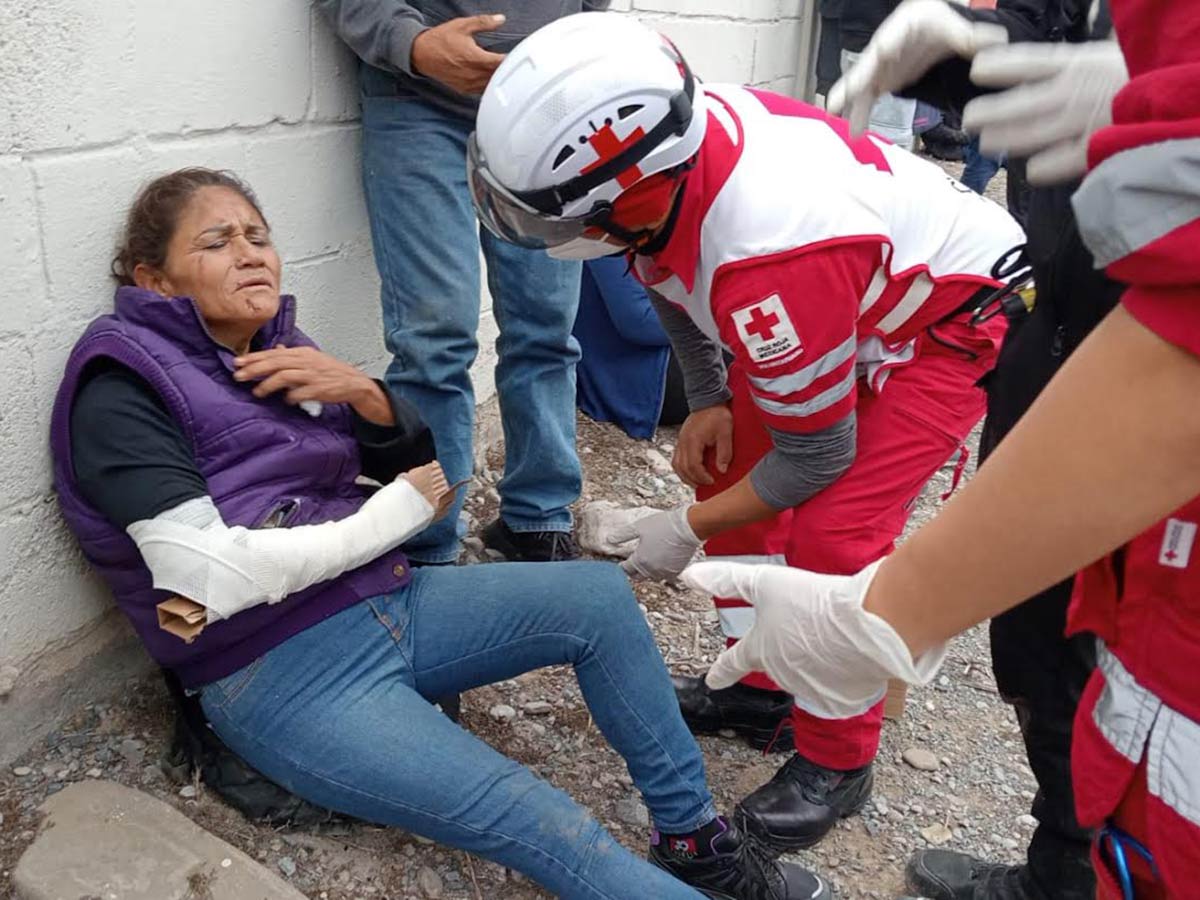 Persona lesionada entre un camión de pasajeros y un tráiler. (Especial) Persona lesionada entre un camión de pasajeros y un tráiler. (Especial)