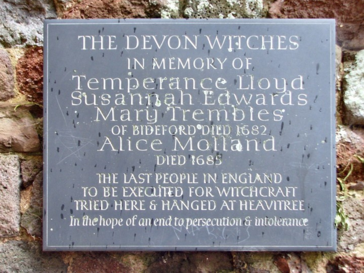 Esta placa en memoria de "brujas" se encuentra en la Universidad Exeter/Foto: Instagram