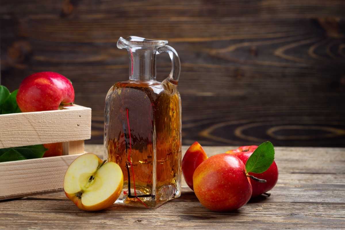 vinagre dentro de una jarra de cristal