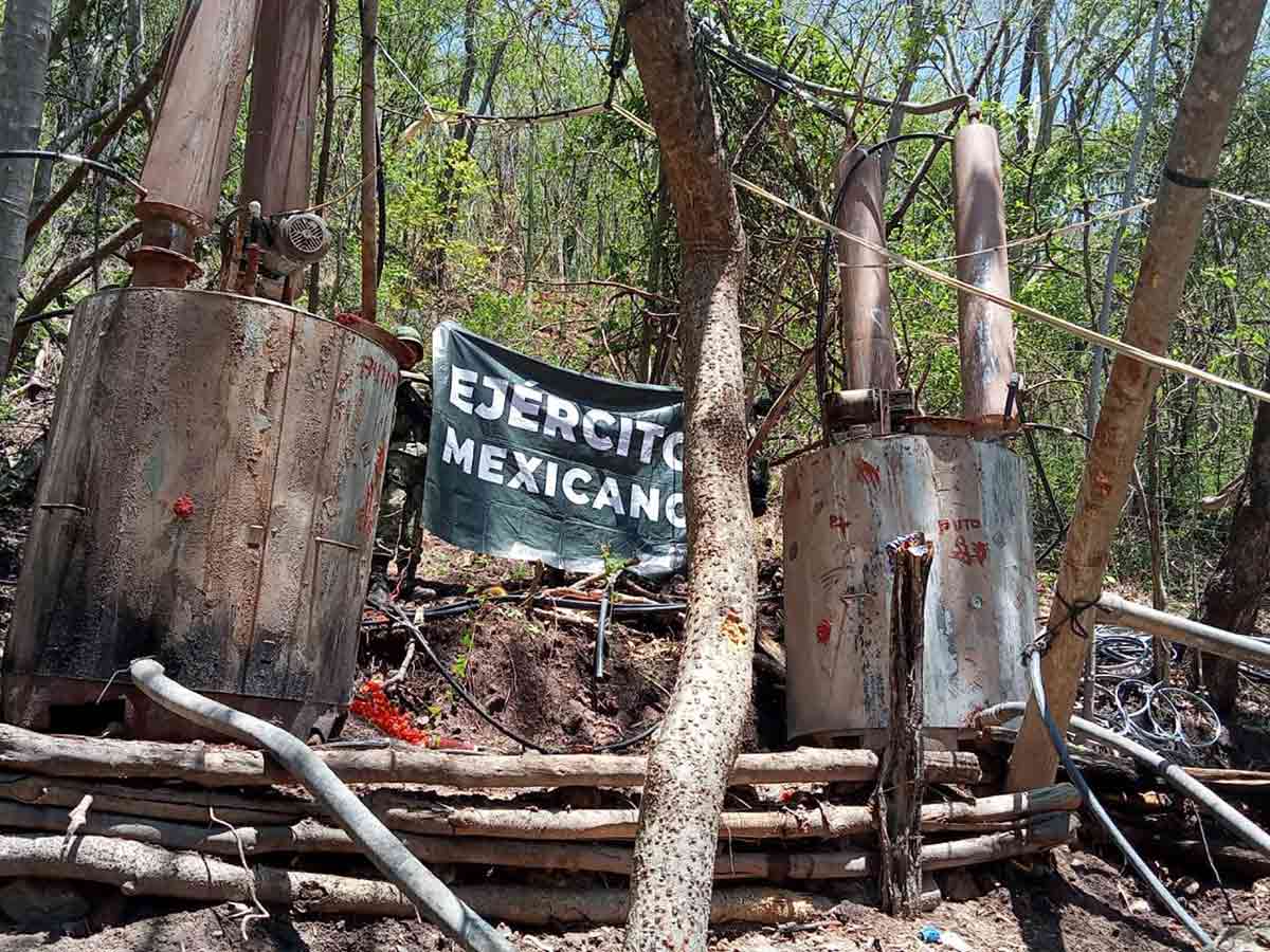 En tres áreas se aseguraron 10 mil 200 litros y 925 kilos de sustancias químicas, dos reactores de síntesis orgánica y cuatro condensadores