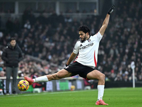 Raúl Jiménez estirando la pierna derecha para controlar el balón. (Reuters)
