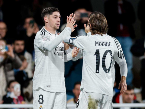 Fede Valverde y Luka Modric celebrando un gol. (Foto de X: @realmadrid)