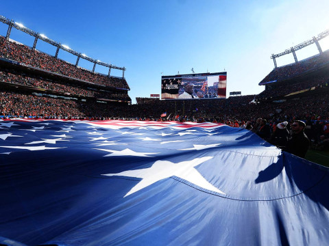 Bandera de Estados Unidos previo a partido definitorio de la NFL. (Reuters).