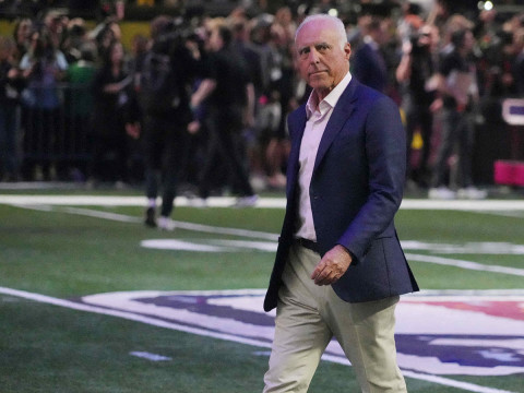 Jeffrey Lurie, dueño de los Philadelphia Eagles, sobre el emparrillado de la NFL. (Reuters). 