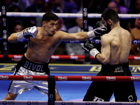 Dmitry Bivol conectando un golpe a Artur Beterbiev. (Reuters)
