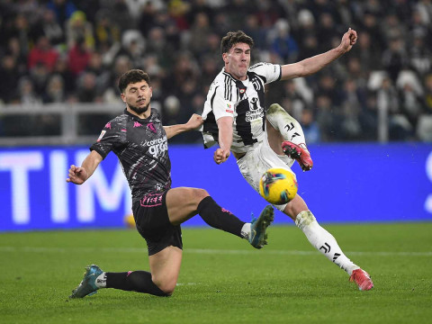 Dusan Vlahovic rematando a gol. (Reuters) Dusan Vlahovic rematando a gol. (Reuters)