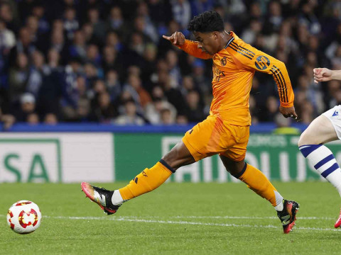 Endrick tirando a gol con Real Madrid. (Reuters)