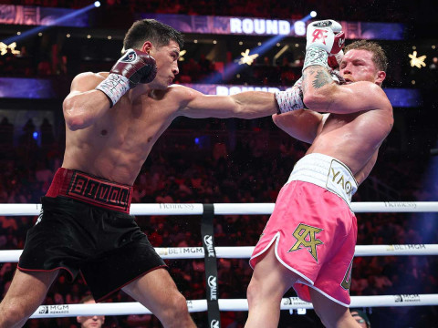Dmitry Bivol golpeando al 'Canelo' Álvarez. (Mexsport)