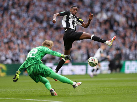 Alexander Isak rematando a puerta. (Reuters) Alexander Isak rematando a puerta. (Reuters)