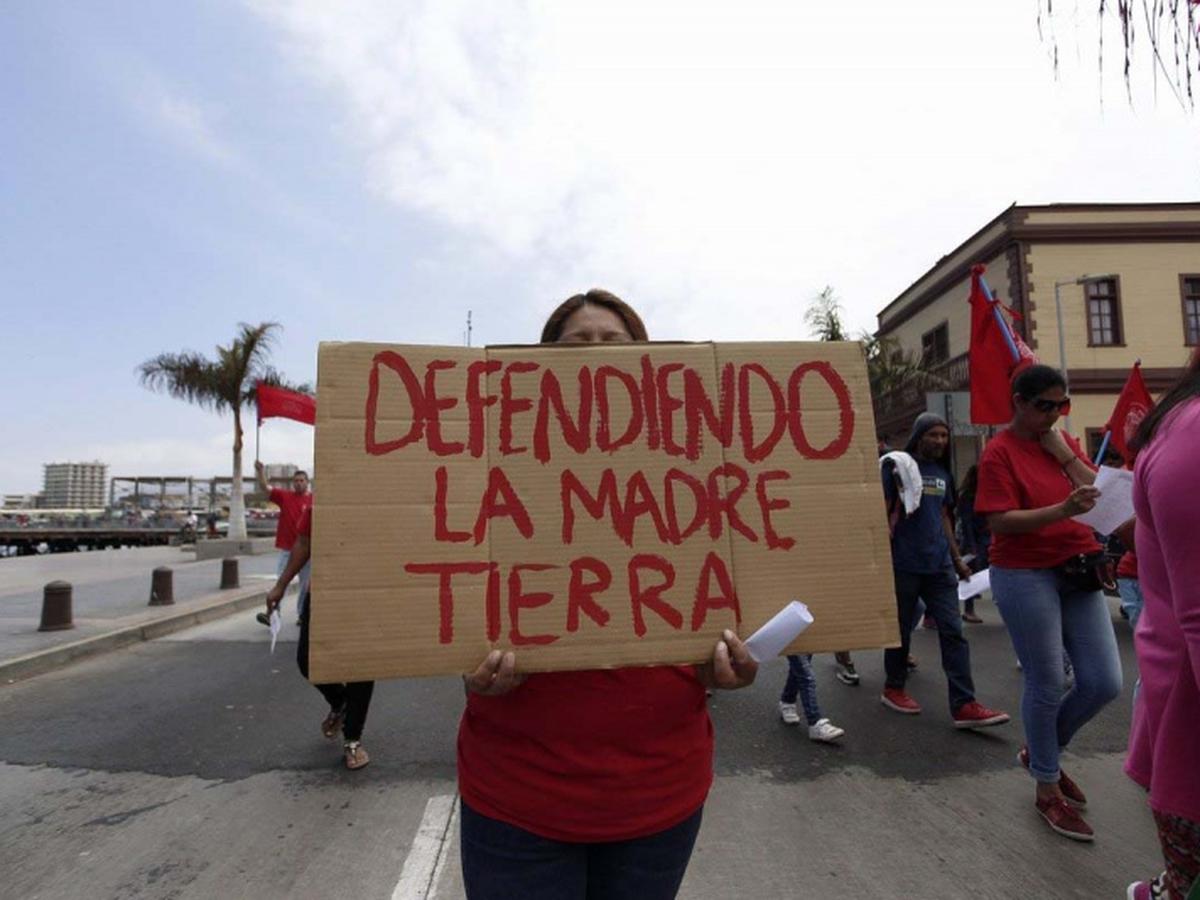 Más de 15 mil mujeres marchan en Chile contra el machismo