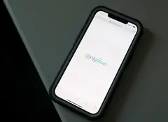 Irreverente modelo de OnlyFans posa en ropa transparente en el Castel