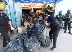 Faros, espejos y más; decomisan 230 toneladas de autopartes en CDMX; ¿eran robadas?