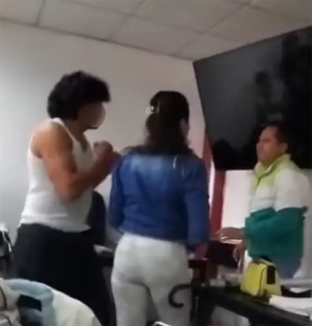 Vuélvete a burlar! Alumno golpea a su maestro en salón de clases