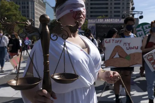 Miles de mujeres marchan en EU en defensa del derecho al aborto
