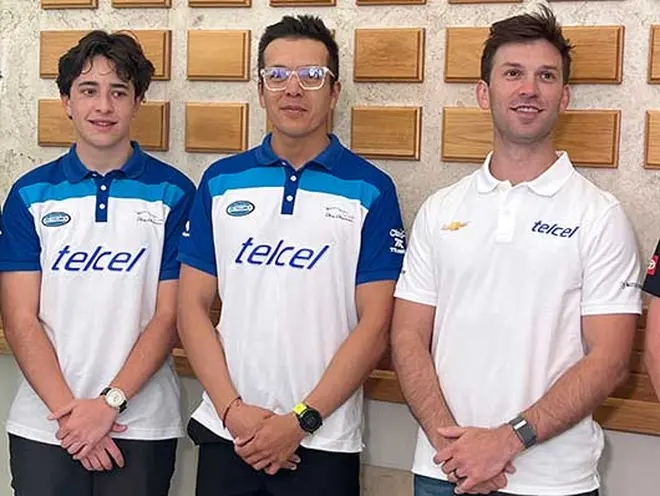 Pilotos de NASCAR dan alegría a un hospital infantil