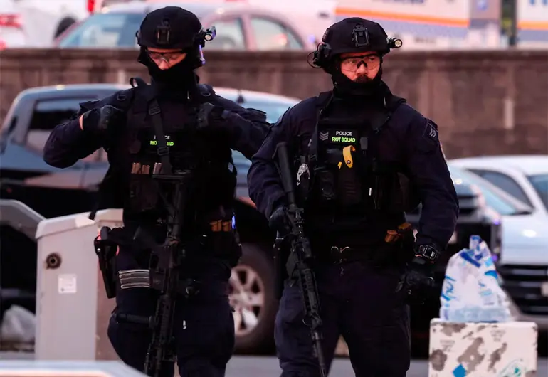 Policías armados trabajan en el lugar de los hechos tras un tiroteo en Bondi Beach, Sídney