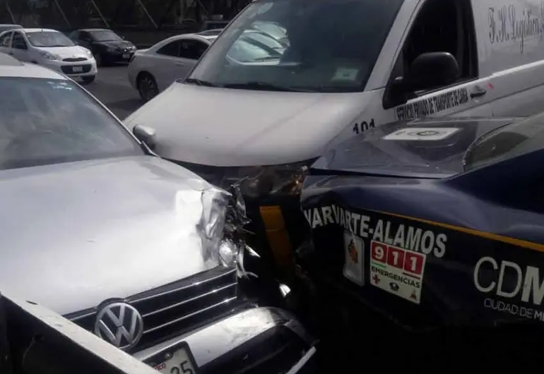 Pierde el control y choca contra dos vehículos estacionados | [site:name]