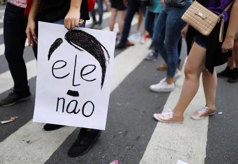 ‘Él no’, gritan miles de mujeres en Brasil contra Bolsonaro