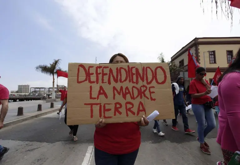 Más de 15 mil mujeres marchan en Chile contra el machismo