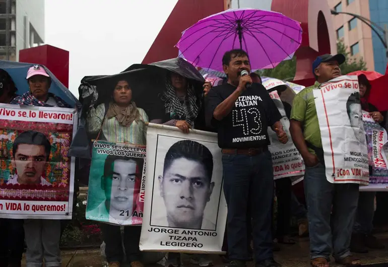 Padres de los 43 piden a FGR terminar con simulación y dar resultados