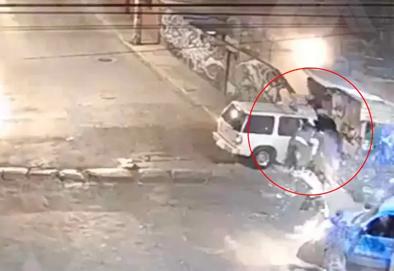 Camioneta choca y se 'incrusta' en casa de Naucalpan