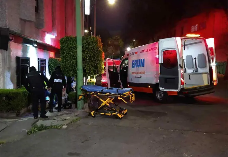 Cae hombre del tercer nivel de hotel y se fractura las piernas en CDMX