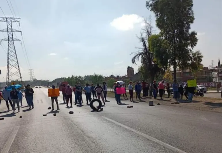 Vecinos bloquean la vía Lechería-Texcoco por falta de agua