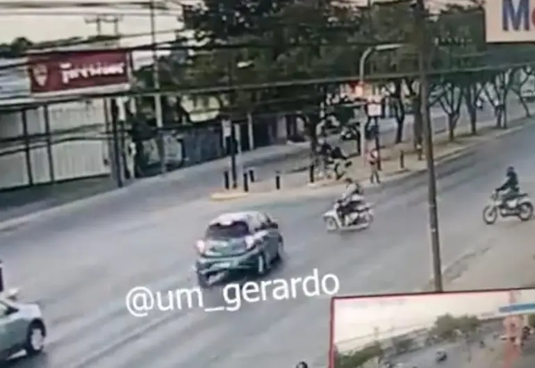 Impactante choque: León se pasa el alto y arrolla a motociclista