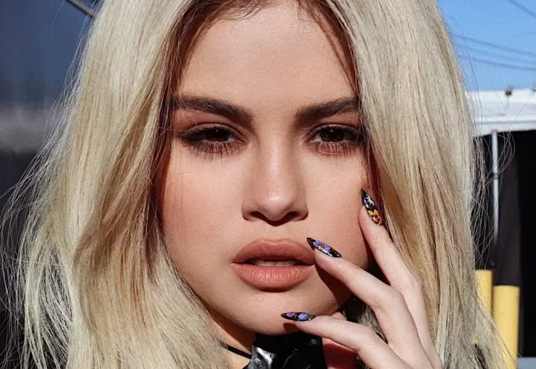 selena gomez febrero 2023 cabello