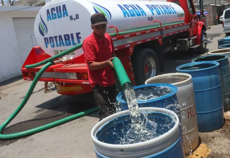 Más de 200 pipas abastecen agua a colonias y barrios de Iztapalapa