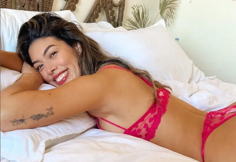 Chloe Sasha es madre de 4 hijos y estrella de Only Fans cocinando en bikini