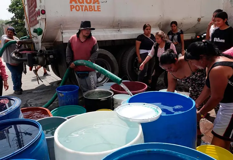 Pipas abastecen a pobladores en Chihuahua por falta de agua