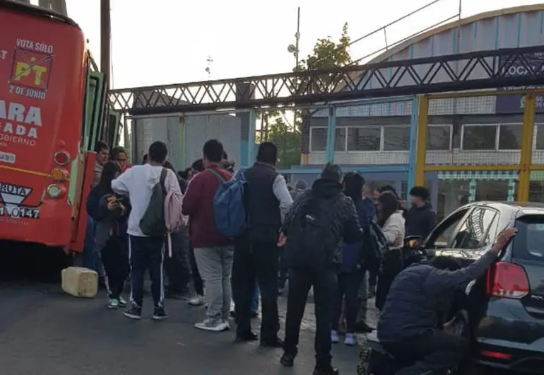 Choca micro en Álvaro Obregón CDMX, hay más de 10 heridos, 2 graves