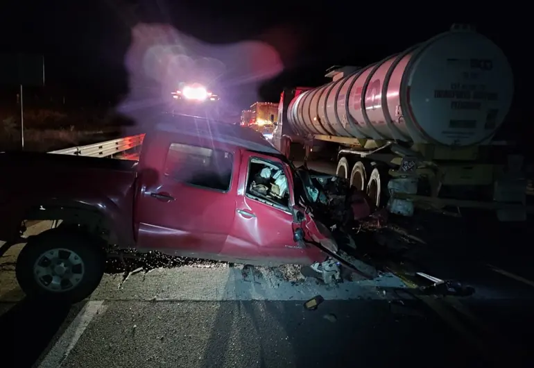 Choque de camioneta contra tractocamión deja dos muertos en Nuevo León