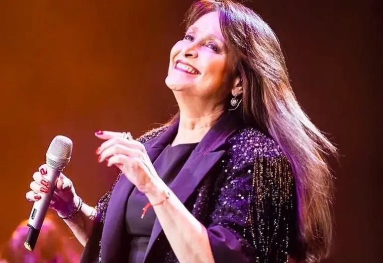 Daniela Romo se molesta con reportero durante alfombra roja