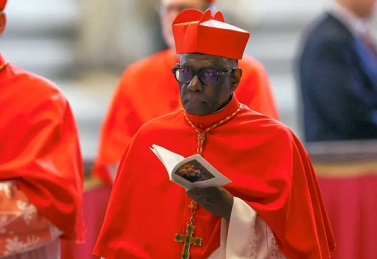 Sucesión papal: Cardenal Sarah, líder conservador, crítico de Francisco