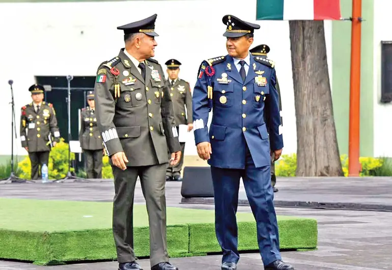 Llega general a la Fuerza Aérea; asume Román Carmona