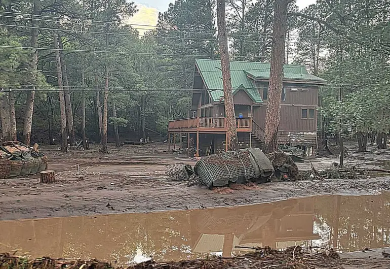 Fotografía de una vivienda arrastrada por las aguas del río Ruidoso. (Especial)