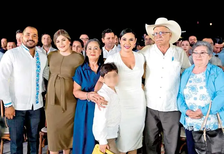 Mientras la mandataria Indira Vizcaíno Silva presentaba el desarrollo de la nueva Central de Abastos, conocido como MerColima, también, junto con varios de sus familiares, incluido su padre Arnoldo Vizcaíno Rodríguez  y sus hermanos Arnoldo Vizcaíno Silva y Juaenedi Vizcaíno Silva, registró dos empresas agropecuarias.