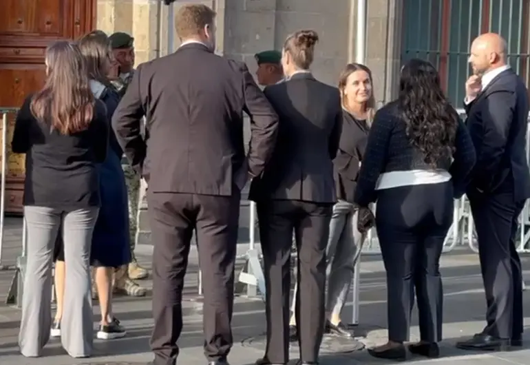 NACIONALLlega a Palacio Nacional equipo de Mark Carney, primer ministro de CanadáEl equipo de Mark Carney arribó esta tarde a Palacio Nacional para detallar la reunión que sostendrá el primer ministro de Canadá, con la presidenta Claudia SheinbaumNacional| 18:07 hrs.