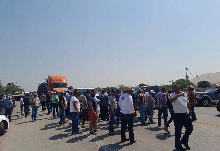 Transportistas realizan un bloqueo en calles de Tamaulipas