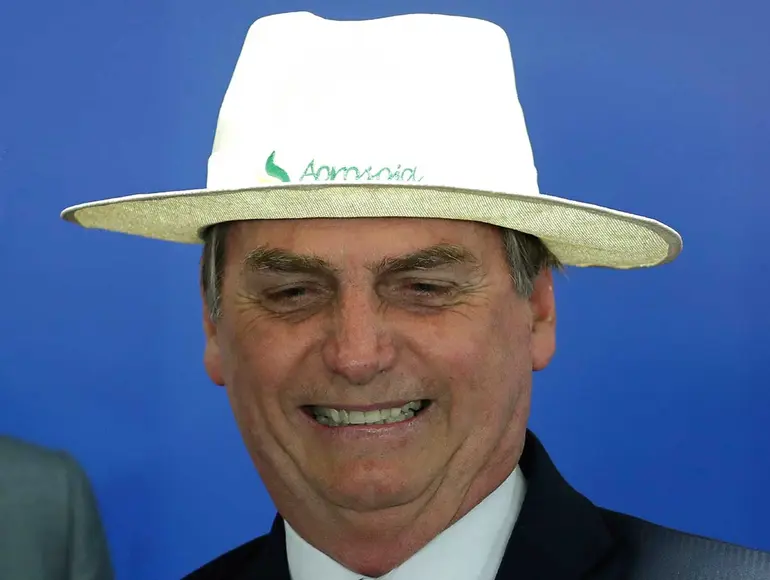 Lamenta Bolsonaro que indígenas estorben en 'desarrollo' de la Amazonía