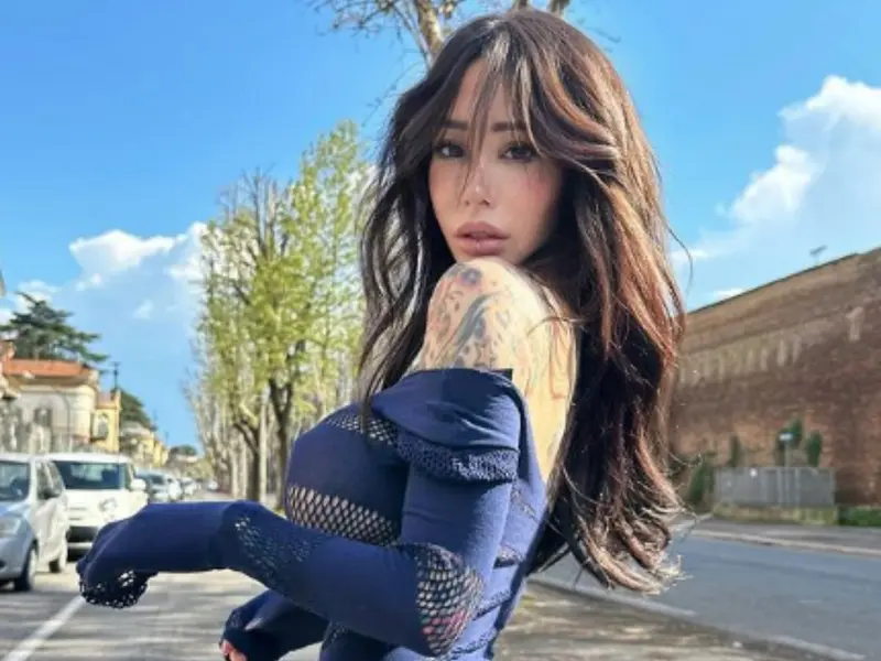 Modelo de OnlyFans causa revuelo en Coliseo de Roma por no usar ropa