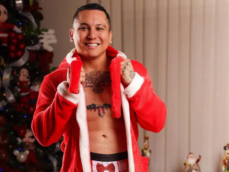 Edwin Luna comparte FOTO navideña en ropa interior y recibe críticas ...