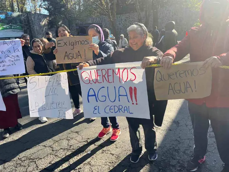 Vecinos bloquean calles en San Bartolo Ameyalco por falta de agua